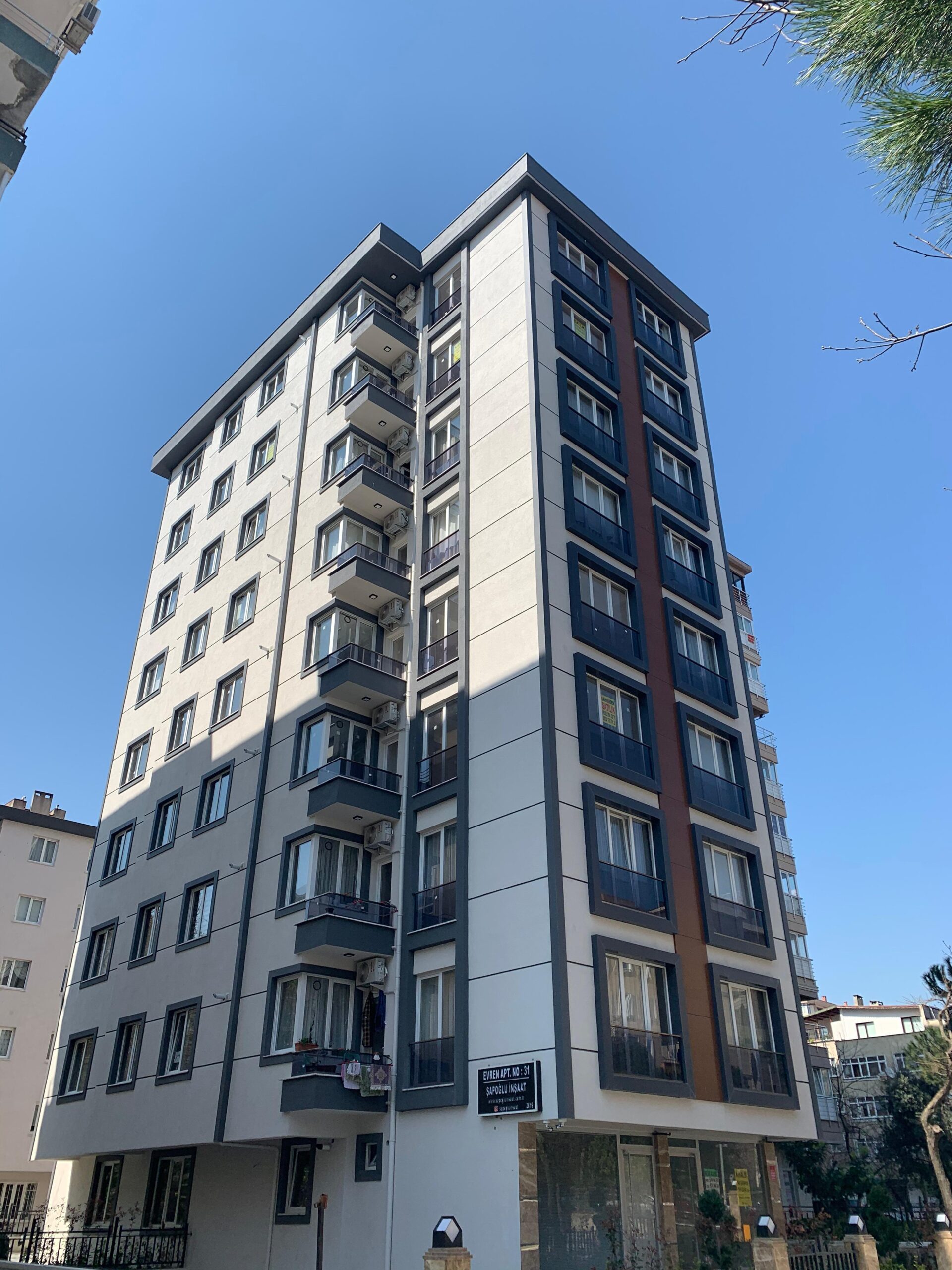 başka bir apartman
